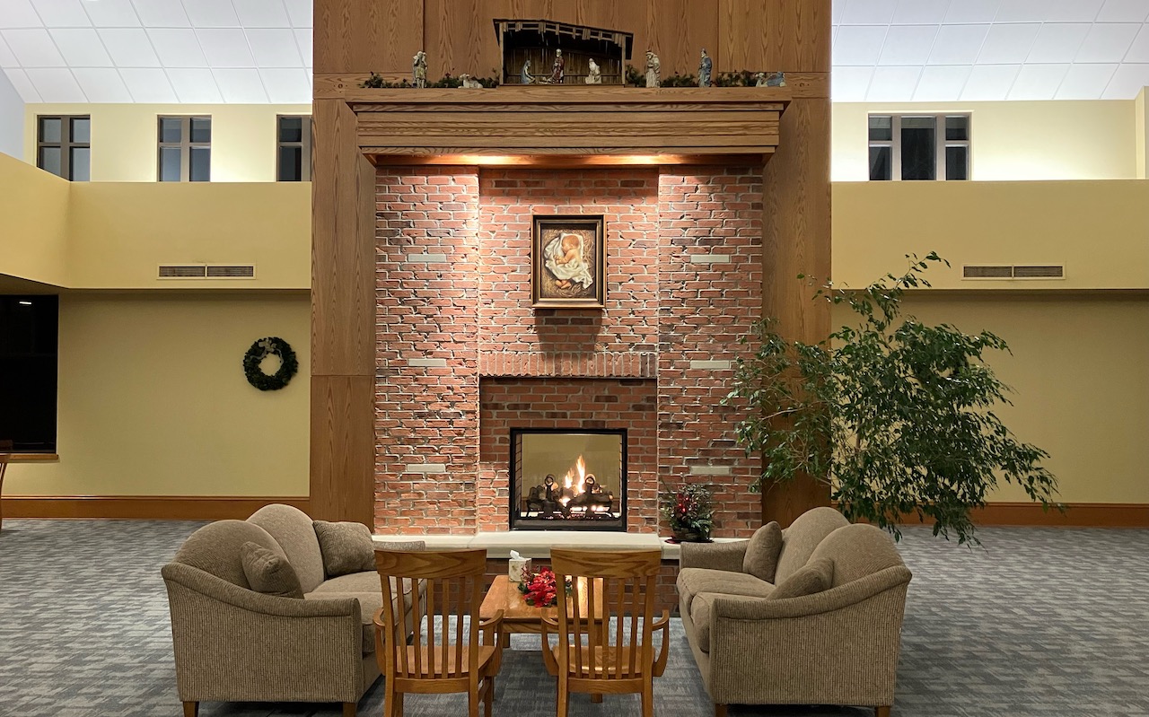 06ChristmasFireplace.jpg